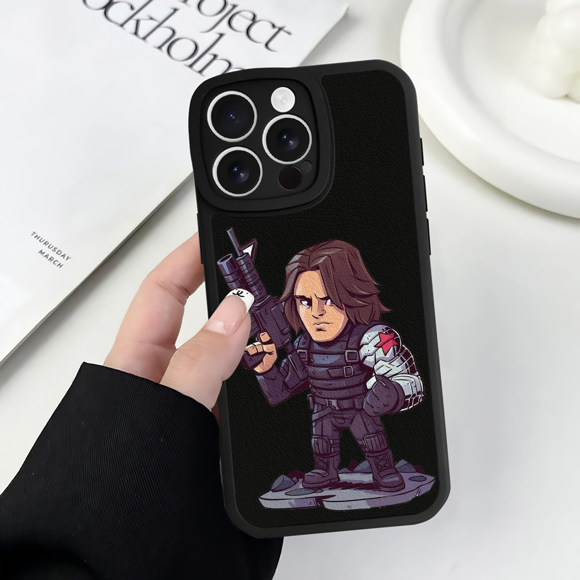（画像用） アベンジャーズ The Avengers 【iPhone 16シリーズ対応】シリコンスマホケース（レザー調） 材質：シリコン